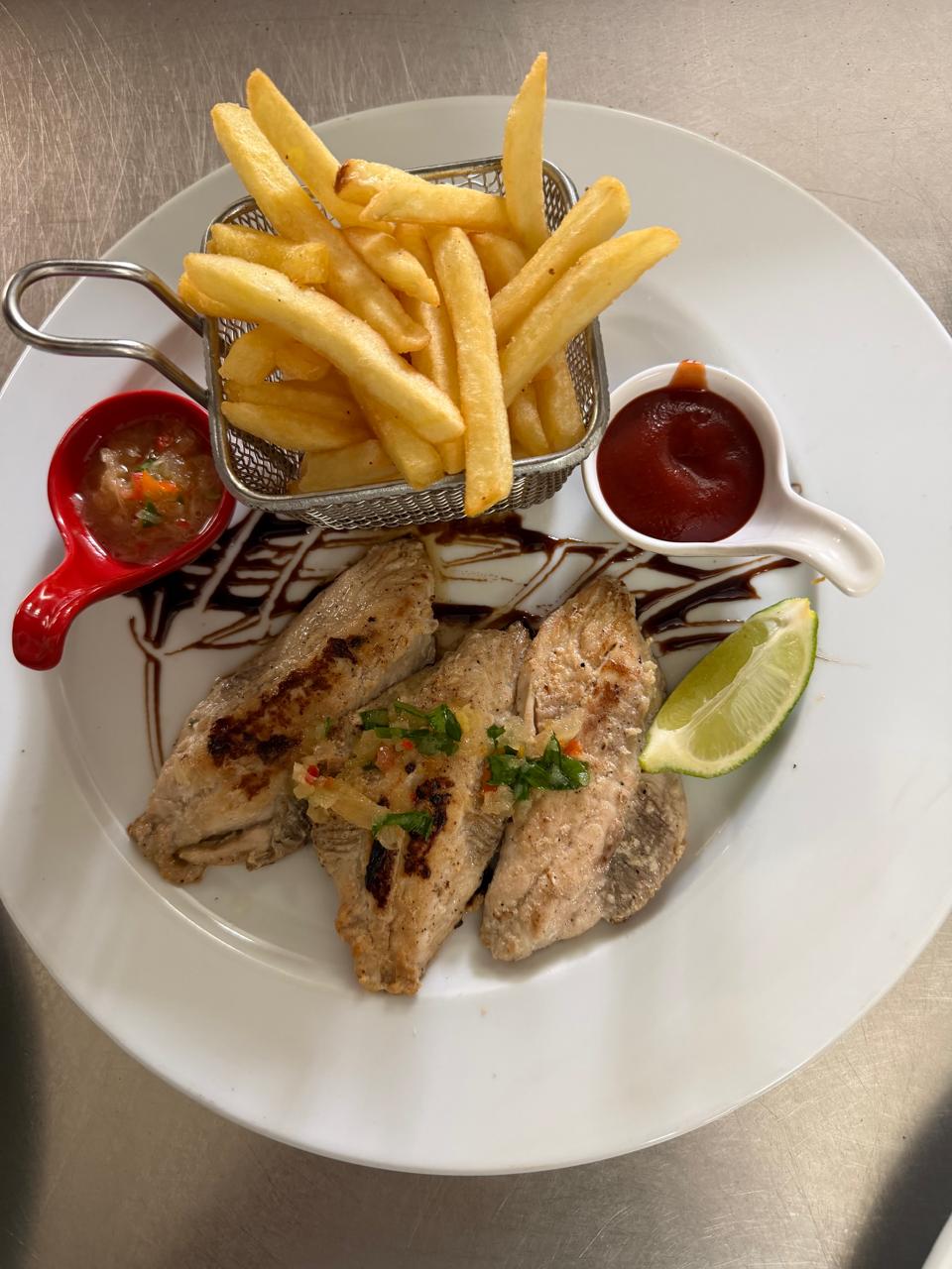 Plat créole servi chez Kay Mimi